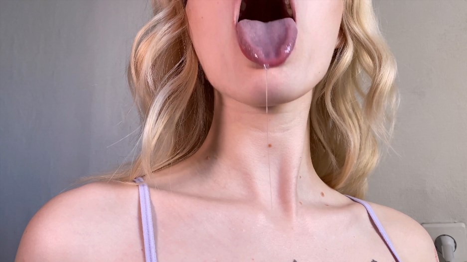 Petitelilith – Ahegao, drool and neck fetish
